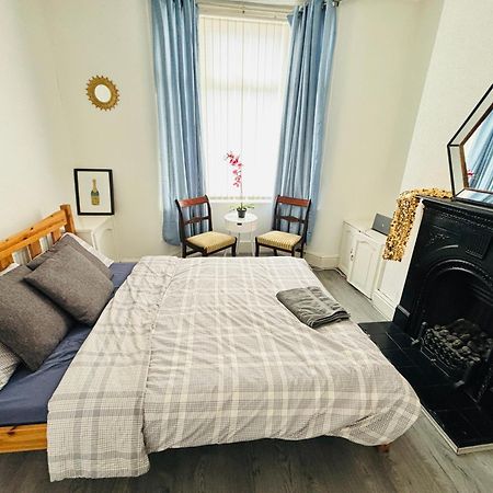 Entire 3 Bedroom House- Free Parking Liverpool Esterno foto