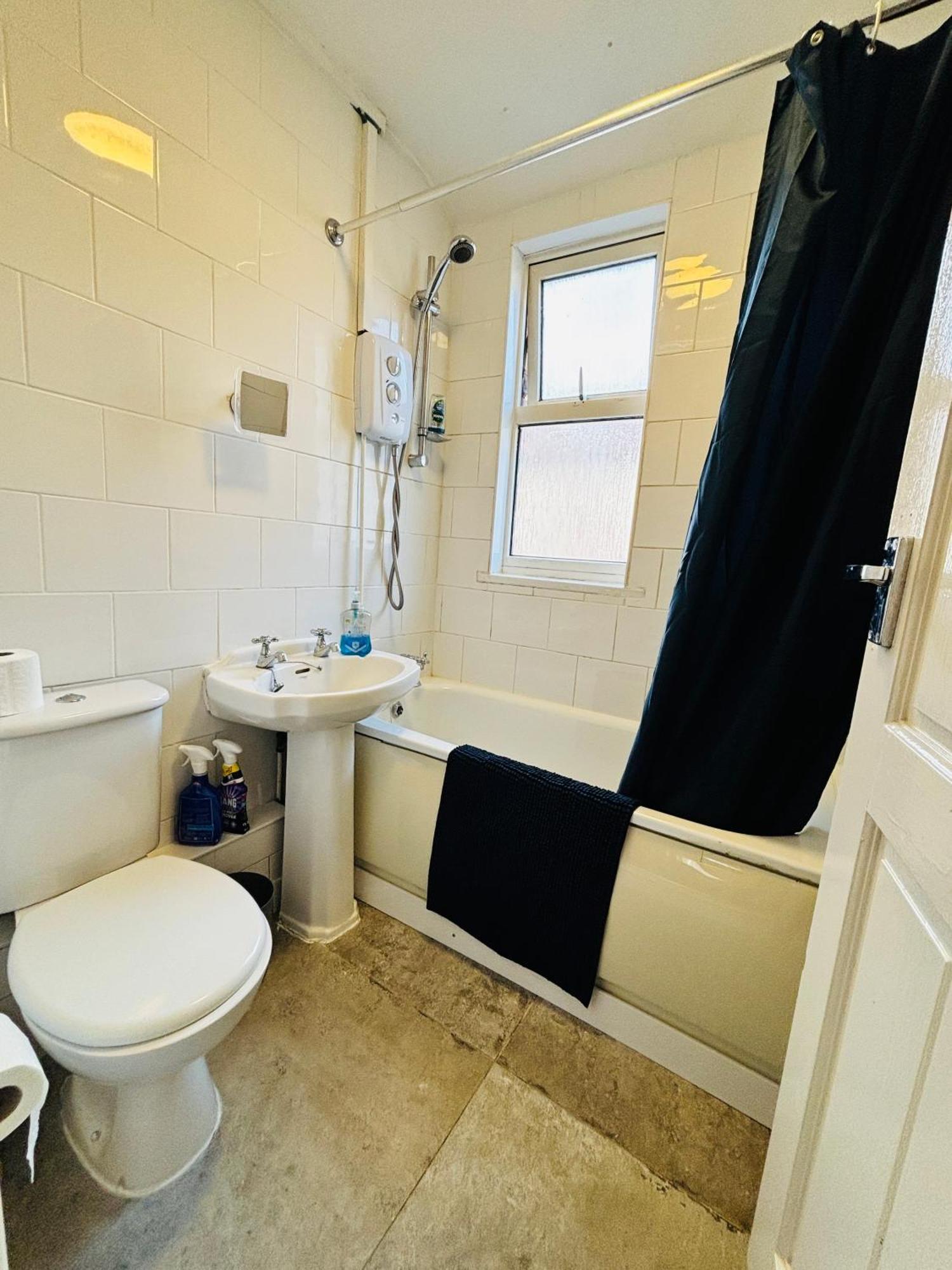 Entire 3 Bedroom House- Free Parking Liverpool Esterno foto